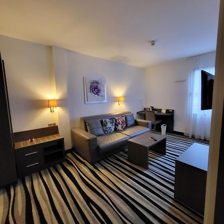Kyriad Saint Quentin En Yvelines - Montigny Екстериор снимка