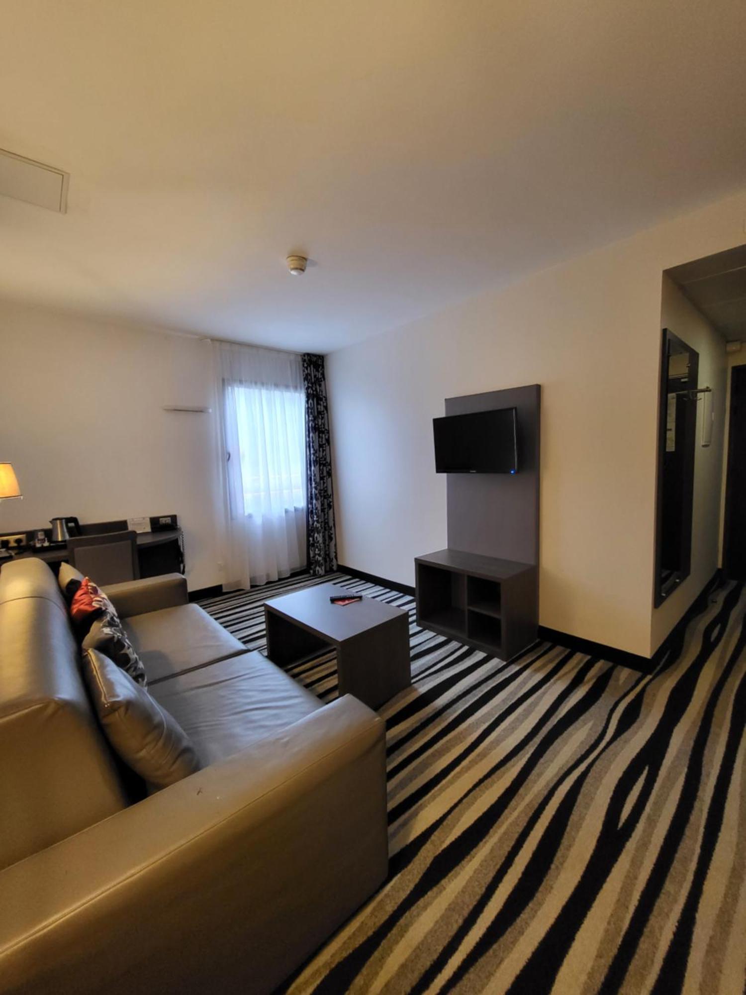 Kyriad Saint Quentin En Yvelines - Montigny Екстериор снимка