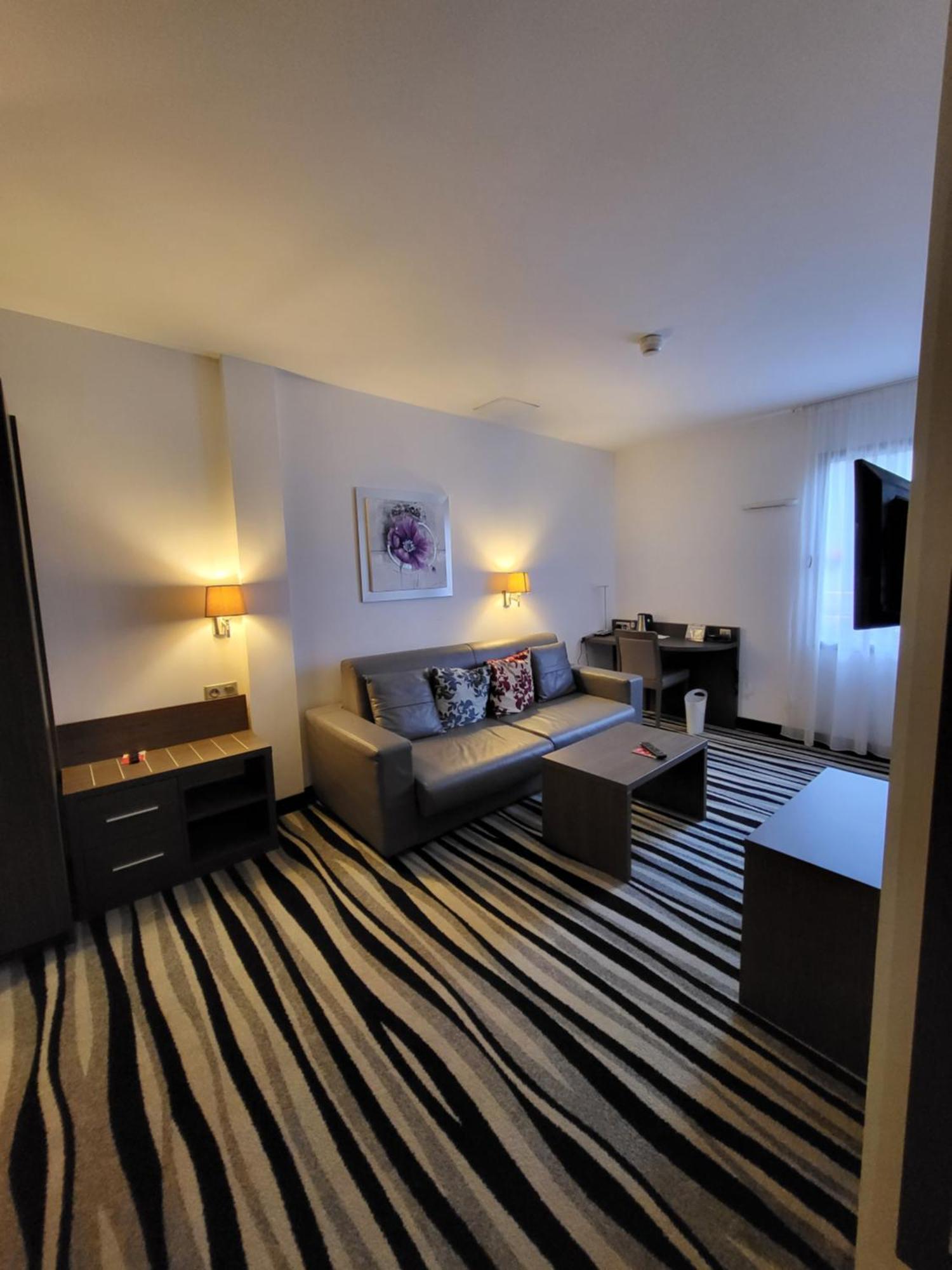 Kyriad Saint Quentin En Yvelines - Montigny Екстериор снимка