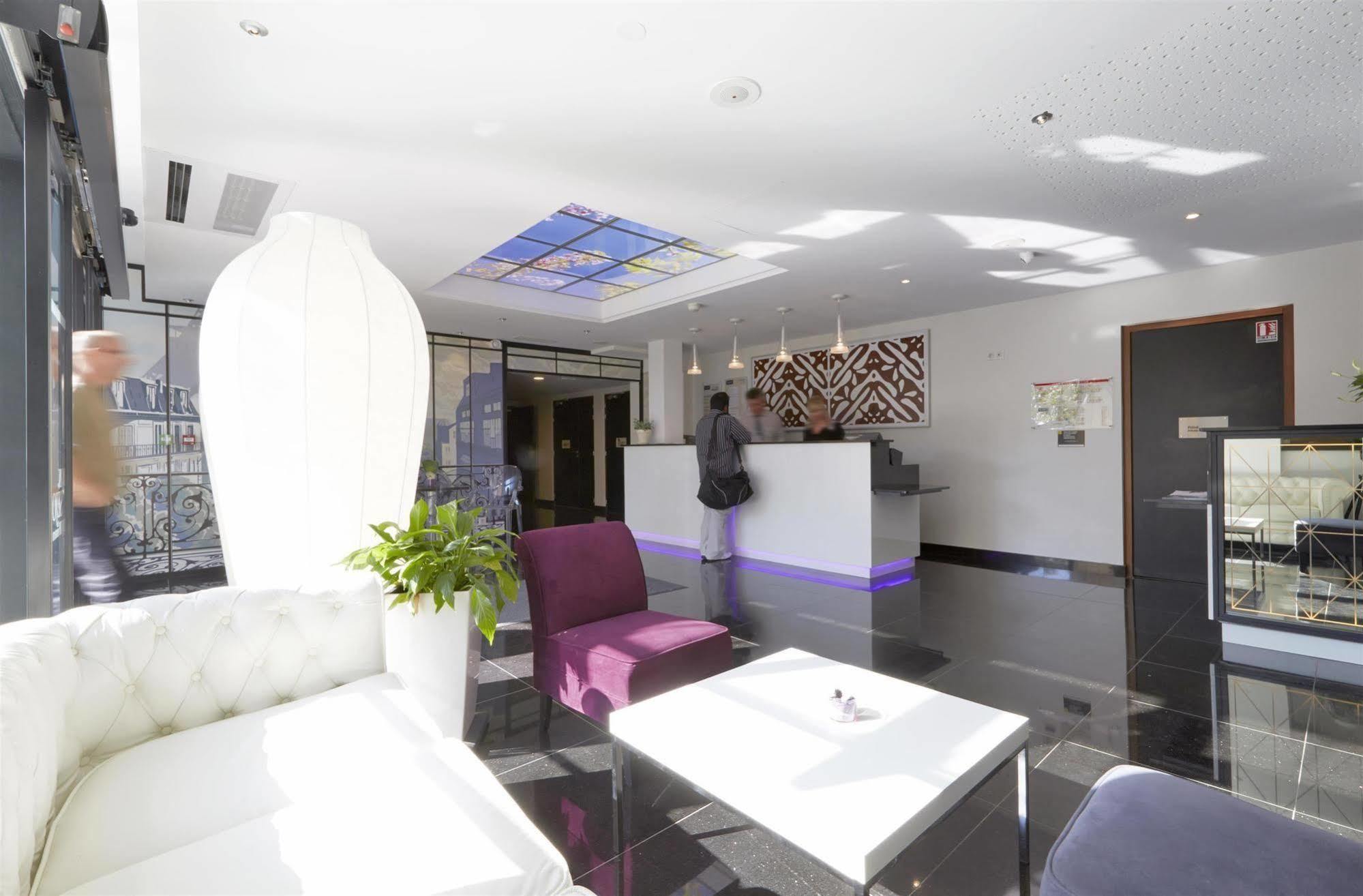 Kyriad Saint Quentin En Yvelines - Montigny Екстериор снимка