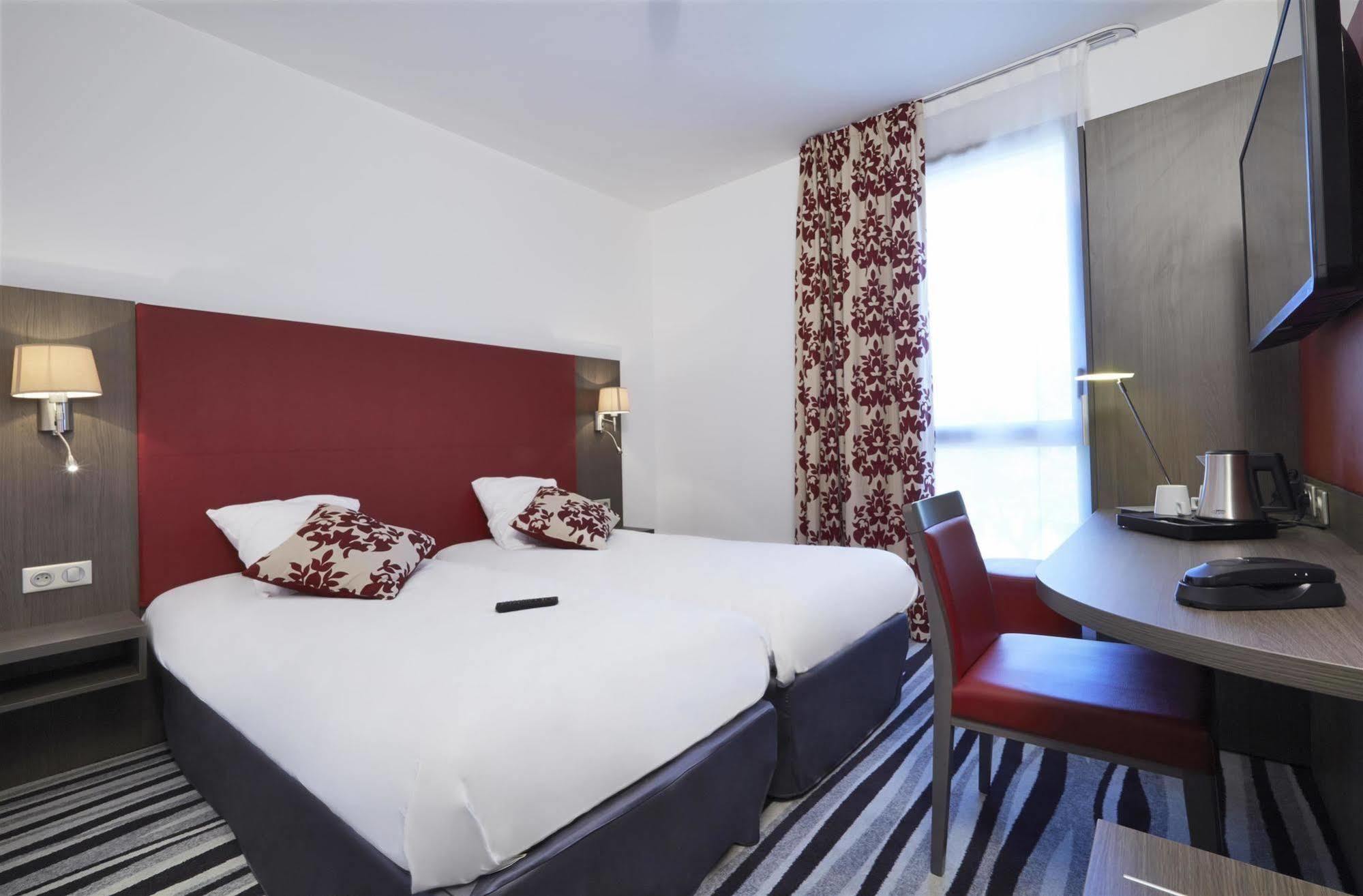 Kyriad Saint Quentin En Yvelines - Montigny Екстериор снимка