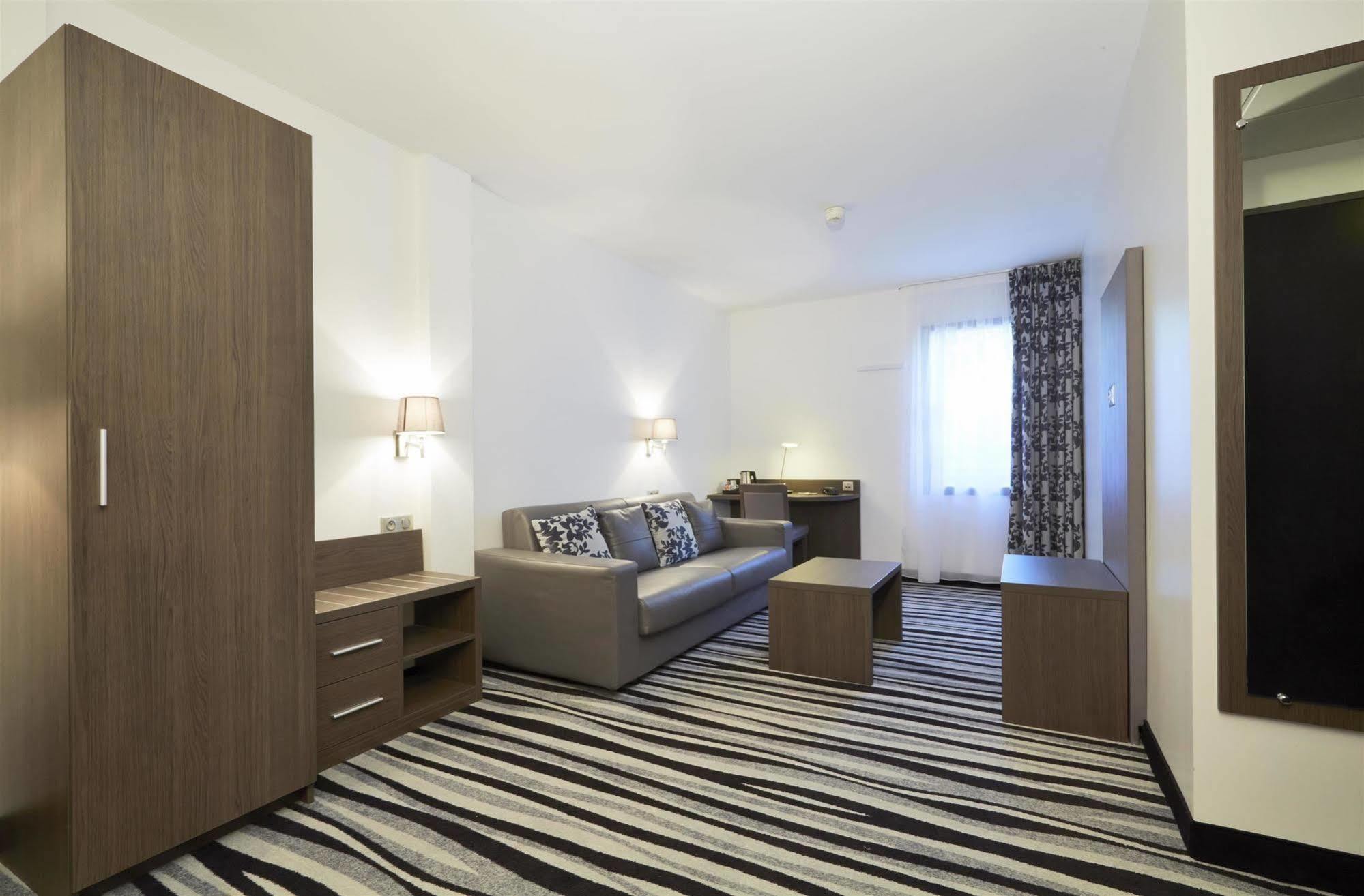 Kyriad Saint Quentin En Yvelines - Montigny Екстериор снимка